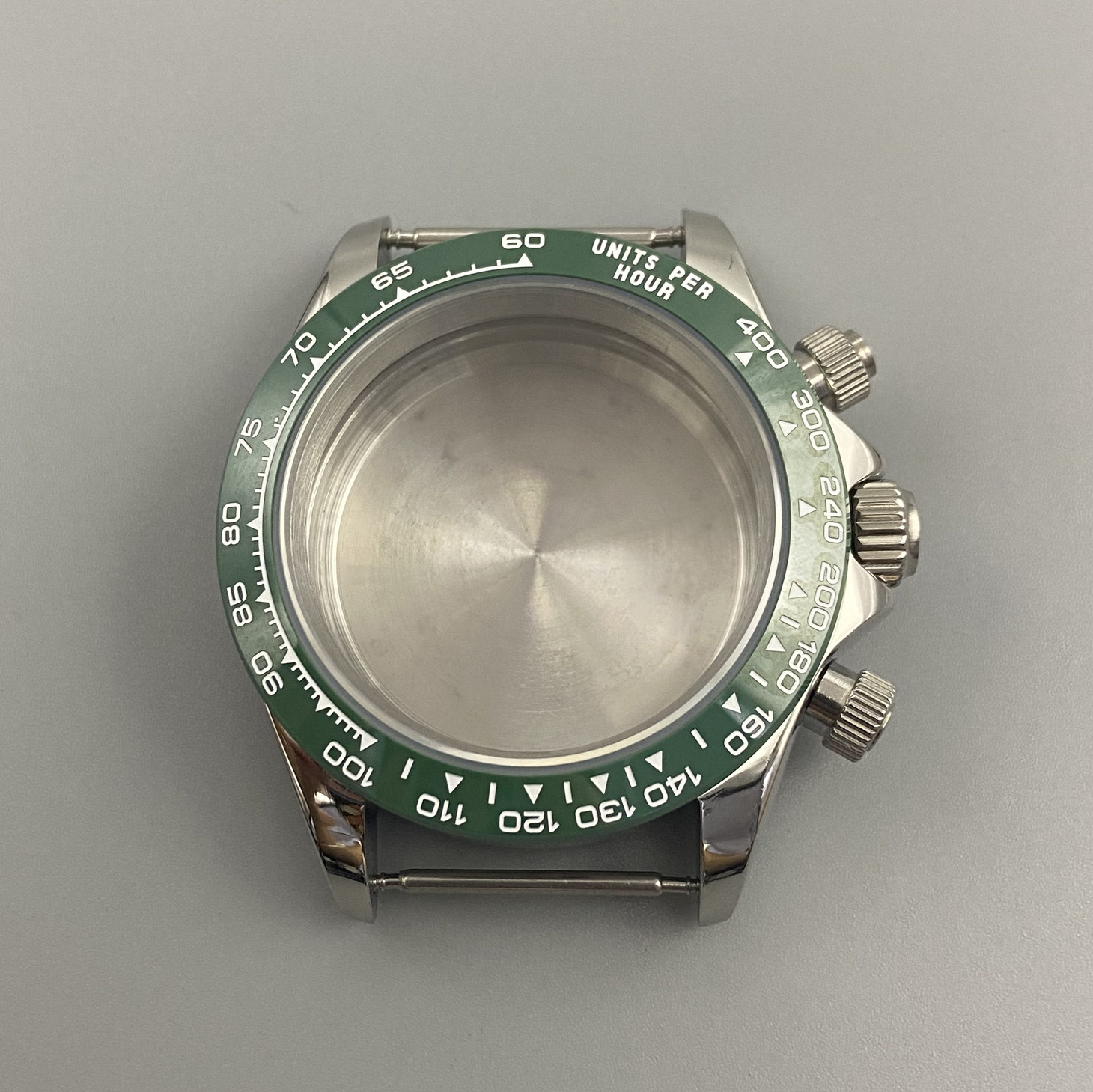 Anillo verde con carcasa de acero.