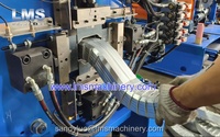 Ligne de production de tuyau de vidange de gouttière de gouttière Rouleau de cadre en acier formant la machine Machine de profilage avec moteur à roulement central