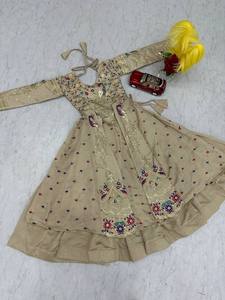 Top Corto de Buena Calidad para Chicas, Estilo Étnico Moderno para Garba Dandiya y Reuniones Familiares, Disponible para la Venta - Product Image 1