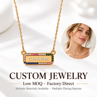 Collier ras du cou Mosen ODM avec pendentif géométrique personnalisé, bordure en zircon pavé arc-en-ciel et finition dorée polie.