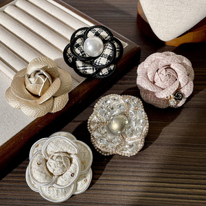Broche élégante en tissu camélia Xiaoxiangfeng pour vêtements, accessoires, corsage, épinglette florale haut de gamme pour pull et manteau, mode féminine - Product Image 2