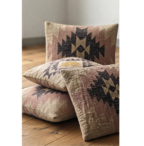 Housse de coussin Kilim faite à la main, style bohème, géométrique, tribal, pour décoration rustique de salon, chambre ou maison de campagne - Product Image 1