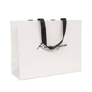 Sacs en papier cartonnés personnalisés pour petites entreprises, sacs cadeaux en carton blanc OEM pour chaussures et vêtements - Product Image 1
