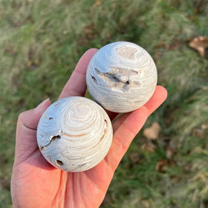 Esferas de Cristal de Ágata Mexicana Blanca Natural Pulida de 55-65 mm con Descuento de Fábrica para Decoración Feng Shui - Product Image 3