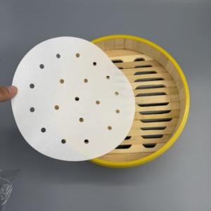 Papel perforado antiadherente de pulpa de madera para freír al aire en restaurantes, ideal para cocinar al vapor en grandes cantidades panecillos, dumplings y aperitivos. - Product Image 5
