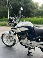 Motocyclette d'occasion. Yamaha Tienjian King 250, moteur monocylindre 250cc refroidi par air, livré avec les trois boîtes d'origine.