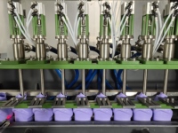 Machine de remplissage entièrement automatique résistante à la corrosion pour nettoyant WC, liquide blanchissant, pesticides corrosifs, produits chimiques acides