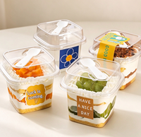 Boîte d'emballage alimentaire jetable carrée transparente en PET de 380 ml pour mousse, lait de soja, cupcakes, desserts et contenants à emporter
