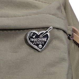 Pin <span class=keywords><strong>de</strong></span> Esmalte True Crime Junkie, Broche <span class=keywords><strong>de</strong></span> Corazón con Daga Gótica <span class=keywords><strong>de</strong></span> Halloween, Insignia <span class=keywords><strong>de</strong></span> Solapa, Joyería Punk, Regalo para Amigos - Product Image 3