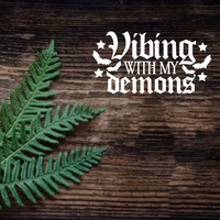 Autocollant de fenêtre de voiture « Gothic Vibing With My Demons », motif chauve-souris et étoile, lettres en vinyle, autocollant décoratif imperméable pour véhicule