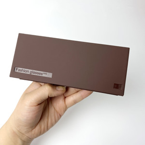 Étui à lunettes élégant en similicuir fait main avec logo personnalisé et design inspiré des livres pour lunettes et montures - Product Image 1