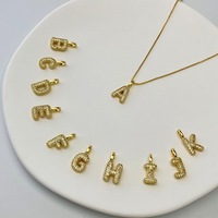 Vente en gros de breloques alphabet A-Z plaquées or 18 carats, breloques lettre initiale en zircon
