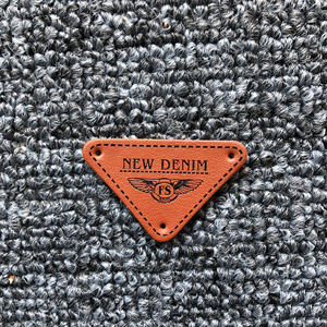 Guangzhou Lefeng fábrica personalizada marca Jeans ropa etiqueta parches PU cuero etiqueta parche en relieve para prendas ropa - Product Image 1