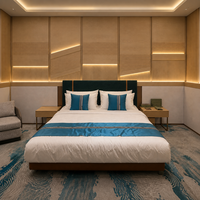 Ensemble de mobilier de chambre d'hôtel cinq étoiles avec lit mural à lattes rétroéclairées, fauteuil lounge, table d'appoint sur piétement et tête de lit turquoise