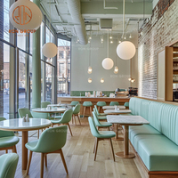 Ensemble de meubles de café moderne, restaurant, canapé en cuir véritable vert et chaises assorties avec table ronde en bois clair