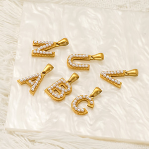 Dijes de Letras Iniciales con Perlas |   Colgantes con Iniciales de la A a la Z en Acero Inoxidable Chapado en Oro PVD de 18K |   Impermeable, Hipoalergénico y Resistente a la Decoloración - Product Image 3