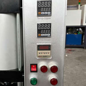 Mini machine verticale de moulage par injection plastique 30g 50g <span class=keywords><strong>pour</strong></span> la fabrication de câble d'alimentation de chargeur <span class=keywords><strong>pour</strong></span> matériaux PC HDPE PET ABS EVA PP EPS - Product Image 3