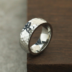Anello Unisex in Acciaio Inossidabile con Finitura Martellata, Design Semplice ed Elegante per Uso Quotidiano - Product Image 3