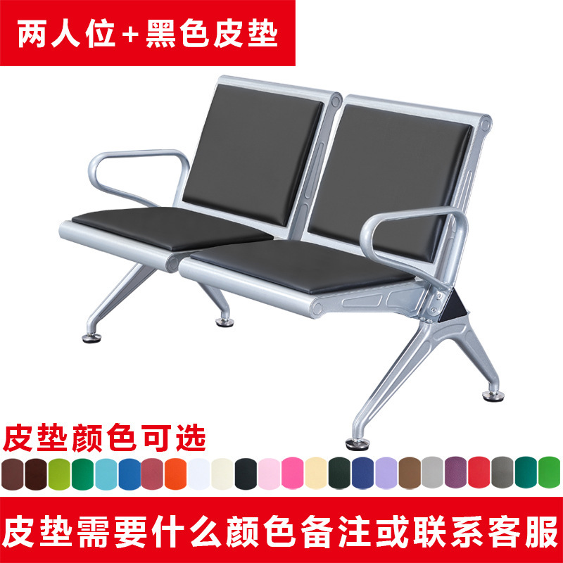 Asiento de cuero negro de dos plazas.