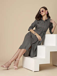 Robe d'été décontractée pour femme, grise unie, longueur genou, en coton et lin, manches longues, boutonnée, coupe trapèze, col carré - Product Image 2