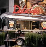 Remolque Bar de Ceviche con Exhibidor Refrigerado y Estación de Limones para Eventos en la Playa y Festivales de Comida Latina, Servicio de Mariscos Frescos