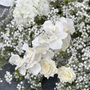 Chemin de table floral élégant en soie artificielle blanche réaliste avec gypsophile, fait main pour centres de table de mariage - Product Image 3