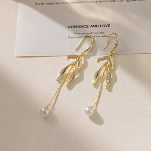 Boucles d'oreilles pendantes en perles à pampilles, forme goutte d'eau dorée, bijoux élégants et raffinés - Product Image 2