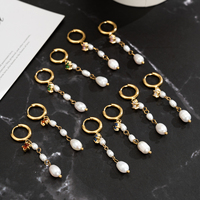 Boucles d'oreilles pendantes Huggie Hoop en acier inoxydable 316 plaqué or, double couche, perles d'eau douce graduées, verre coloré et zircon, avec pompon