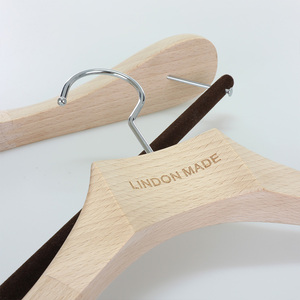 Cintre à costume en bois brut de qualité supérieure <span class=keywords><strong>LINDON</strong></span> avec barre en velours antidérapante - Product Image 3