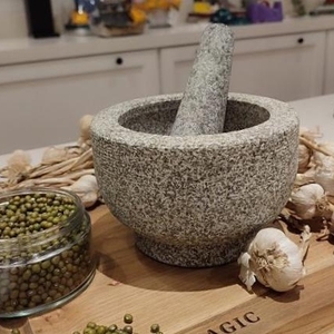 Mortier et pilon en granit gris de taille moyenne, écologique, en pierre naturelle, marque PS, pour cuisine, herbes et épices – Vente en gros directe usine - Product Image 1
