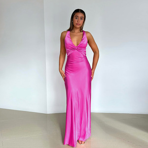 Vestido de noche largo de satén con cuello en V y espalda descubierta, corte ajustado y cintura natural - Product Image 2