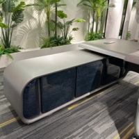 Bureau de direction contemporain haut de gamme en métal, design épuré et ambiance de niveau exécutif, table de patron