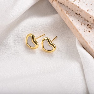Boucles d'oreilles minimalistes vintage en forme de cœur, en acier inoxydable plaqué or 18 carats, avec bordure torsadée en émail noir, bijoux quotidiens - Product Image 1