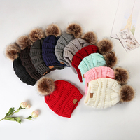 Bonnet en tricot côtelé avec étiquette personnalisée Fabricant de bonnets en fausse fourrure brodés pour femmes Bonnet d'hiver tricoté à gros pompons avec logo personnalisé