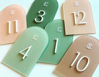 Supports de numéros de table et de menus de mariage de luxe personnalisés en acrylique/verre/plastique/bois avec impression UV/numérique OEM