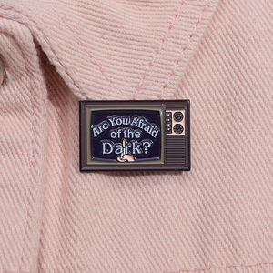 Kedatangan baru acara TV adalah You takut gelap bros Mini MOQ kerah lencana Retro Vintage 90s TV perhiasan ransel pakaian Pin - Product Image 5
