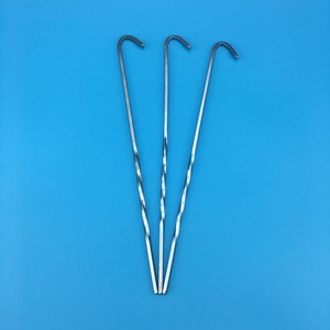 Accesorios para tiendas de campaña y artículos de exterior: Estaca de hierro para camping de 25 cm con diseño de espiral, onda, signo de interrogación y cuadrado - Product Image 1