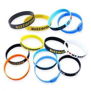 Bracelets en silicone sportifs écologiques et non toxiques personnalisés avec logo et message, options de couleur Pantone, cadeau promotionnel - Product Image 3
