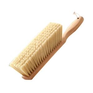 Cepillo para cama con cerdas suaves y mango de bambú para eliminar el polvo y limpiar la cama y las alfombras - Product Image 1