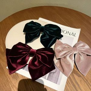 Barrette à cheveux élégante en velours surdimensionné avec nœud, 16 cm, pour bal de promo et décoration de fête - Product Image 1