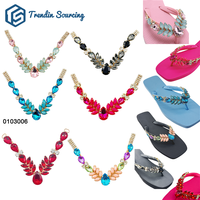 Sandales de plage d'été colorées avec strass, chaînes en alliage métallique et accessoires décoratifs pour femmes, chaînes en V pour tongs