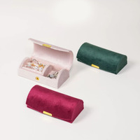 Boîte de rangement arquée en velours mini et élégante, idéale pour les voyages, pour bijoux et petits accessoires.