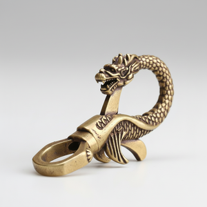 Intrincado llavero de estatua de mini dragón de bronce y regalo de exhibición de escritorio. Disponible a precios mayoristas. - Product Image 1