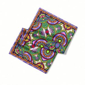 Écharpes personnalisées sur mesure avec livraison rapide pour commandes urgentes, impression d'écharpes personnalisées pour lancement de produits et collections saisonnières - Product Image 1