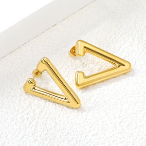 Pendientes triangulares geométricos en tono dorado, diseño abierto a la moda para mujer - Product Image 1