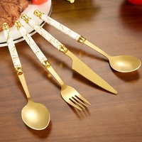 Ensemble de couverts en acier inoxydable (couteau, fourchette, cuillère) pour la table de fête, design rétro de luxe léger, finition polie à l'eau, motif couteau à steak