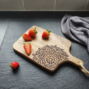 Planche à découper rectangulaire en bois avec poignée, motif floral sculpté, bloc de découpe de cuisine au design unique, ustensile de cuisine décoratif - Product Image 1