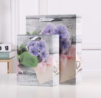 Sac en papier personnalisé de luxe imprimé floral avec votre propre logo, fabriqué en Chine