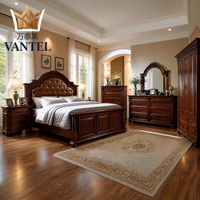 Ensemble de meubles de chambre classique pour villa : lit en bois sur mesure, armoire, coiffeuse et chaise pour projets de villas de luxe