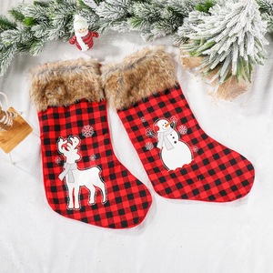 Sacs à bonbons de Noël pour enfants, ornements de sapin et de chaussettes à motifs bonhomme de neige, élan et carreaux rouges et noirs - Product Image 4